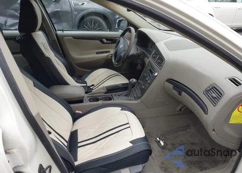 2001 Volvo V70 2.4/2.4 M Sr (Discontinued) z USA, uszkodzony, nr VIN YV1SW61R412105454